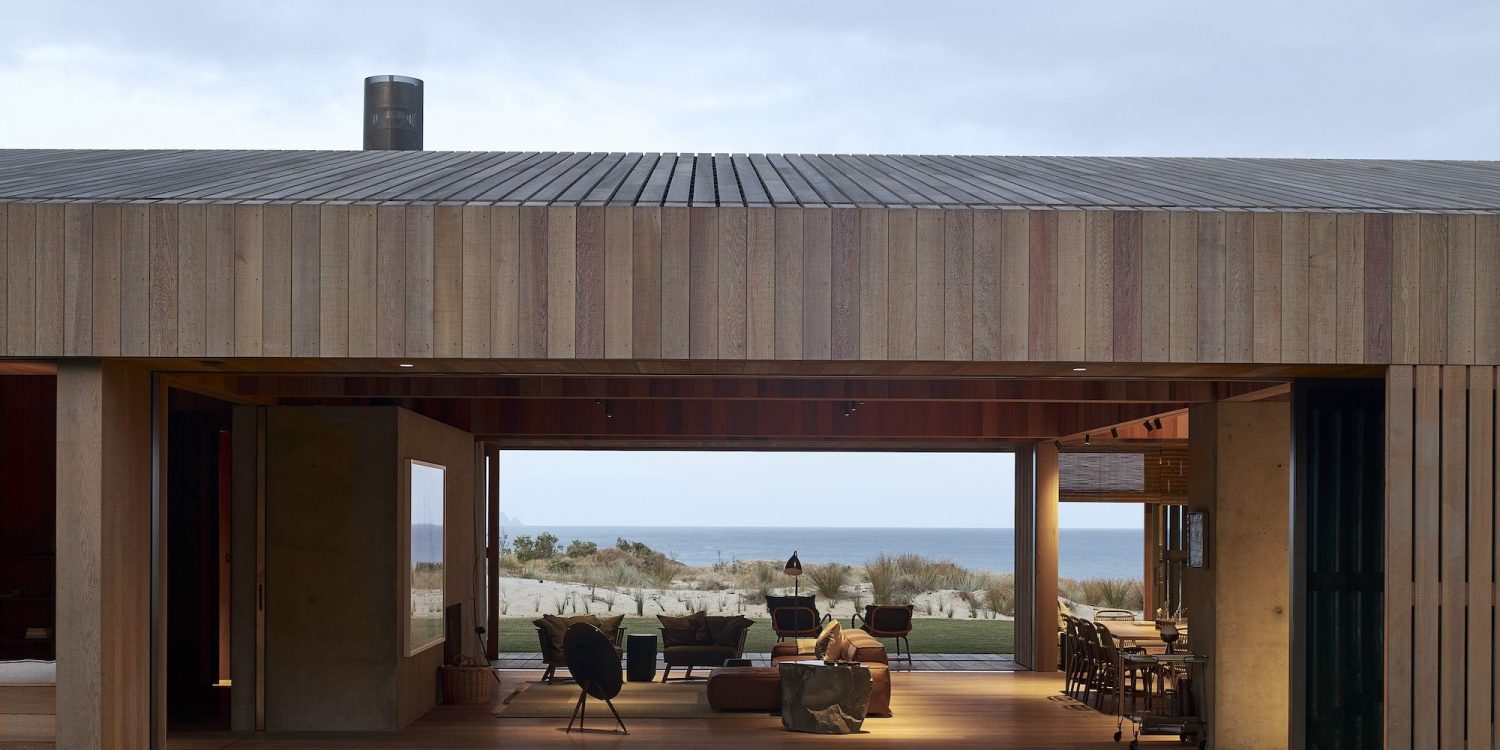 fearon-hay’s-te-arai-beach-house,-a-coastal-timber-home-along-the-shores-of-new-zealand-–