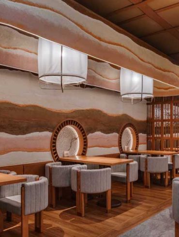 walls-of-layered-clay-are-an-interesting-feature-of-this-restaurant’s-interior