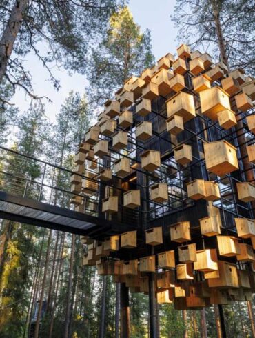 350-bird-houses-cover-this-suspended-hotel-room-in-a-swedish-forest