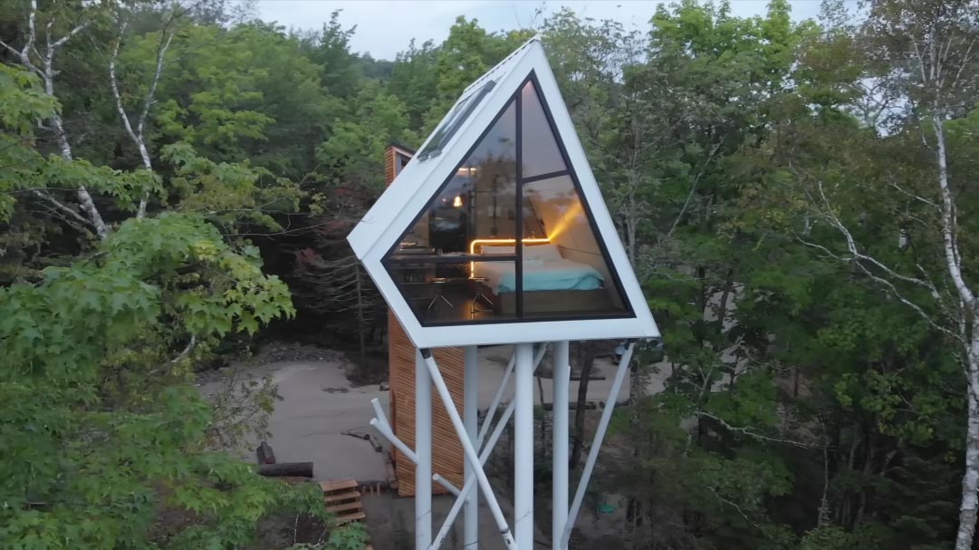 this-small-cabin-was-elevated-to-be-among-the-treetops