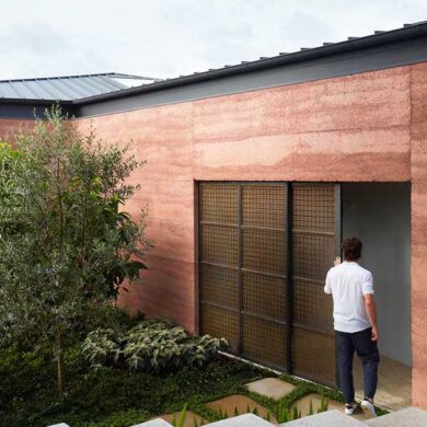 rammed-earth-walls-surround-this-house-in-australia