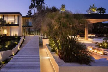 exterior-lighting-illuminates-the-landscaping-around-this-modern-house-in-los-angeles