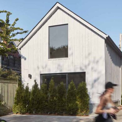 this-little-laneway-house-in-toronto-has-an-upstairs-bedroom-overlooking-the-street