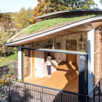 curved-green-roofs-cover-this-creekside-cabin