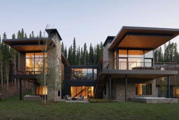 this-modern-mountain-home-was-designed-with-distinctly-separate-wings