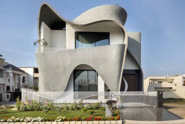 the-sculptural-exterior-of-this-house-was-inspired-by-the-folds-of-a-ribbon