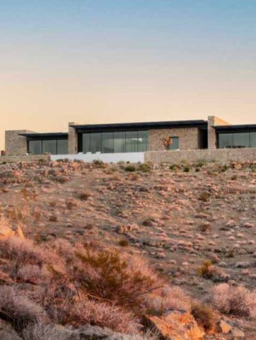 the-surrounding-desert-was-blended-into-this-modern-home