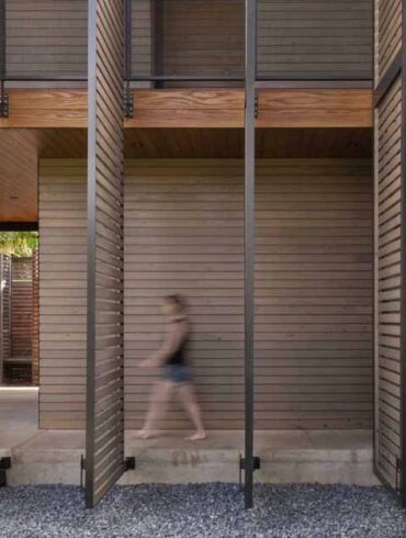 operable-screens-cover-the-exterior-of-this-hawaiian-home