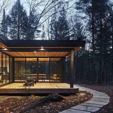 a-modern-l-shaped-home-surrounded-by-a-pine-tree-forest