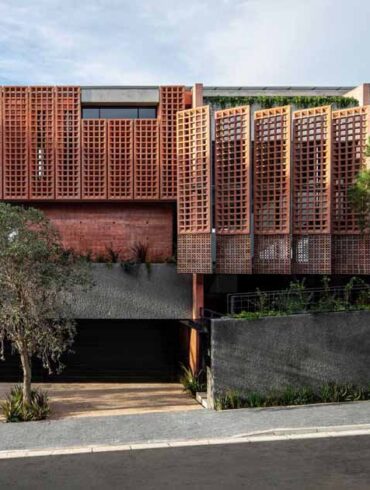 red-pigmented-concrete-screens-surround-this-new-home-in-cape-town