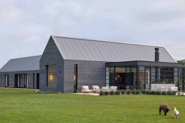 a-modern-farmhouse-by-the-sea-in-new-zealand