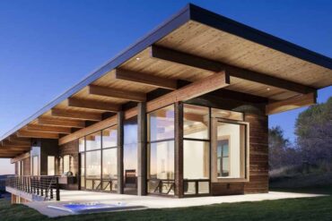 exterior-lighting-shows-off-the-post-and-beam-structure-of-this-home