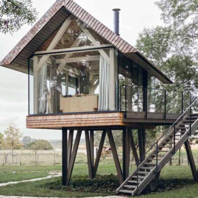 a-small-elevated-cabin-inspired-by-a-bird's-nest