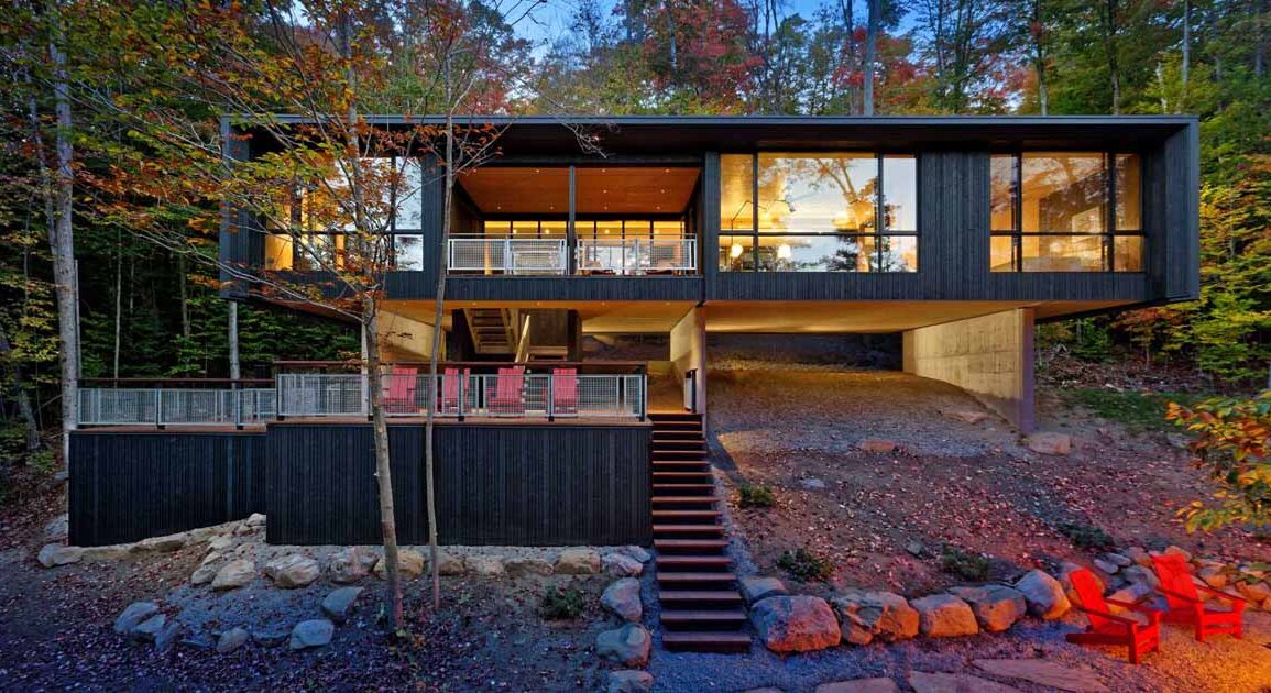 this-lakehouse-hovers-above-the-natural-sloped-terrain