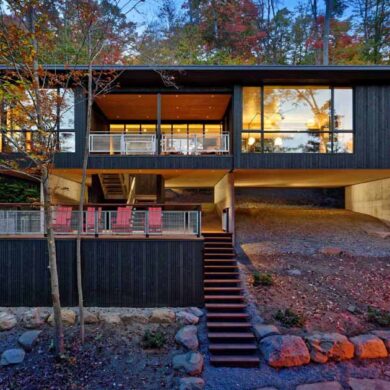 this-lakehouse-hovers-above-the-natural-sloped-terrain