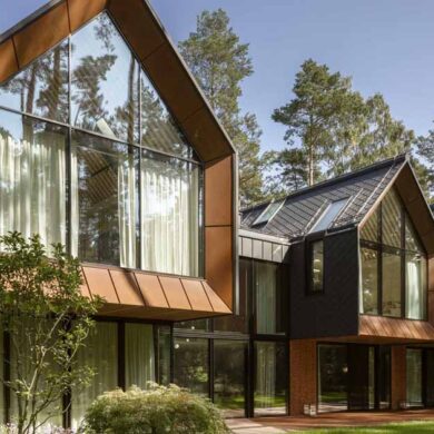 elevated-elegance:-a-unique-home-in-the-forest-with-a-trio-of-tile-clad-gables