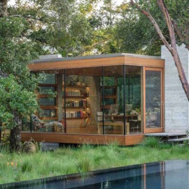 this-wood-framed-glass-box-is-the-ultimate-backyard-office