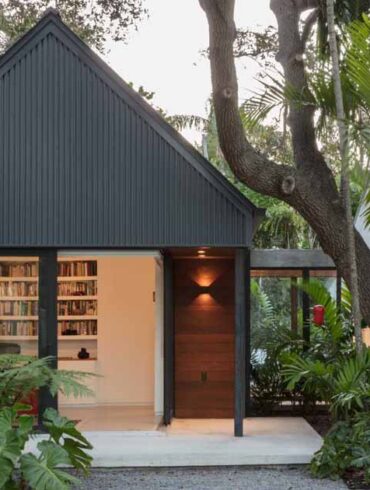 a-new-extension-adds-a-home-office-and-bedroom-to-this-miami-bungalow