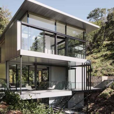 this-modern-home-is-suspended-over-a-creek